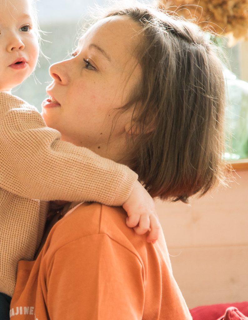 Une maman prend dans ses bras sa petite fille